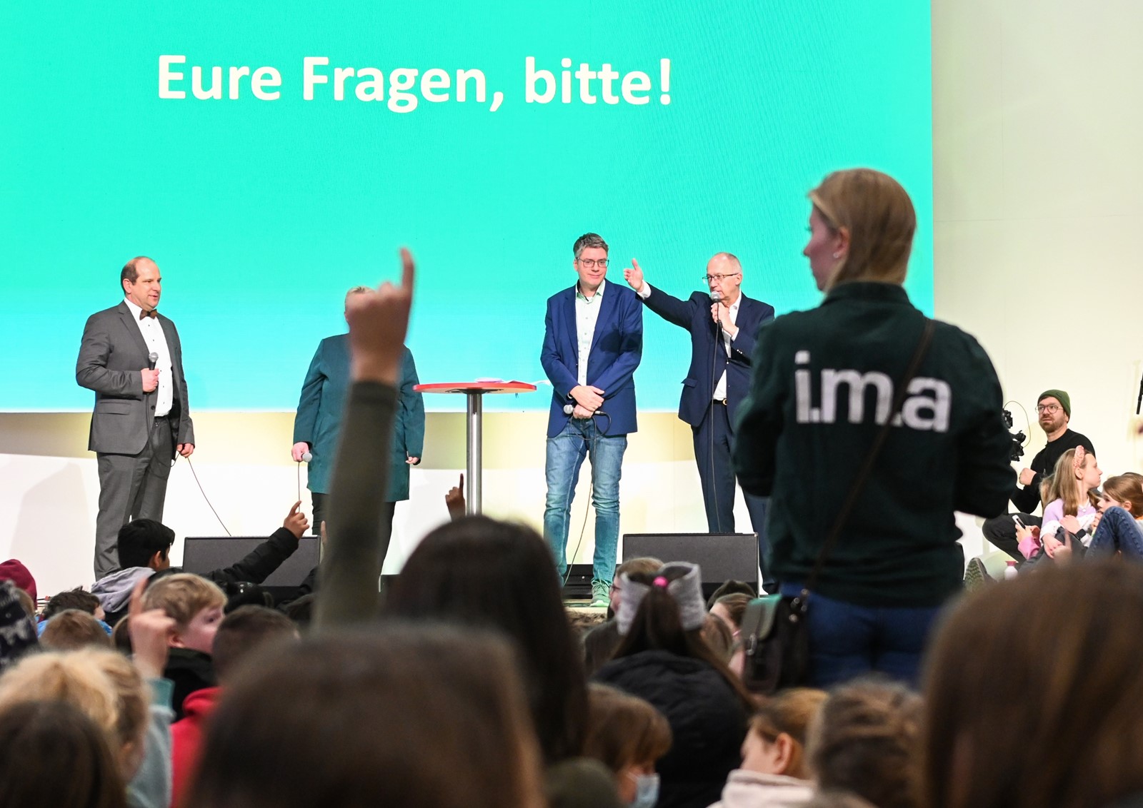 Grüne Woche: Schüler befragen Landwirte und Politiker