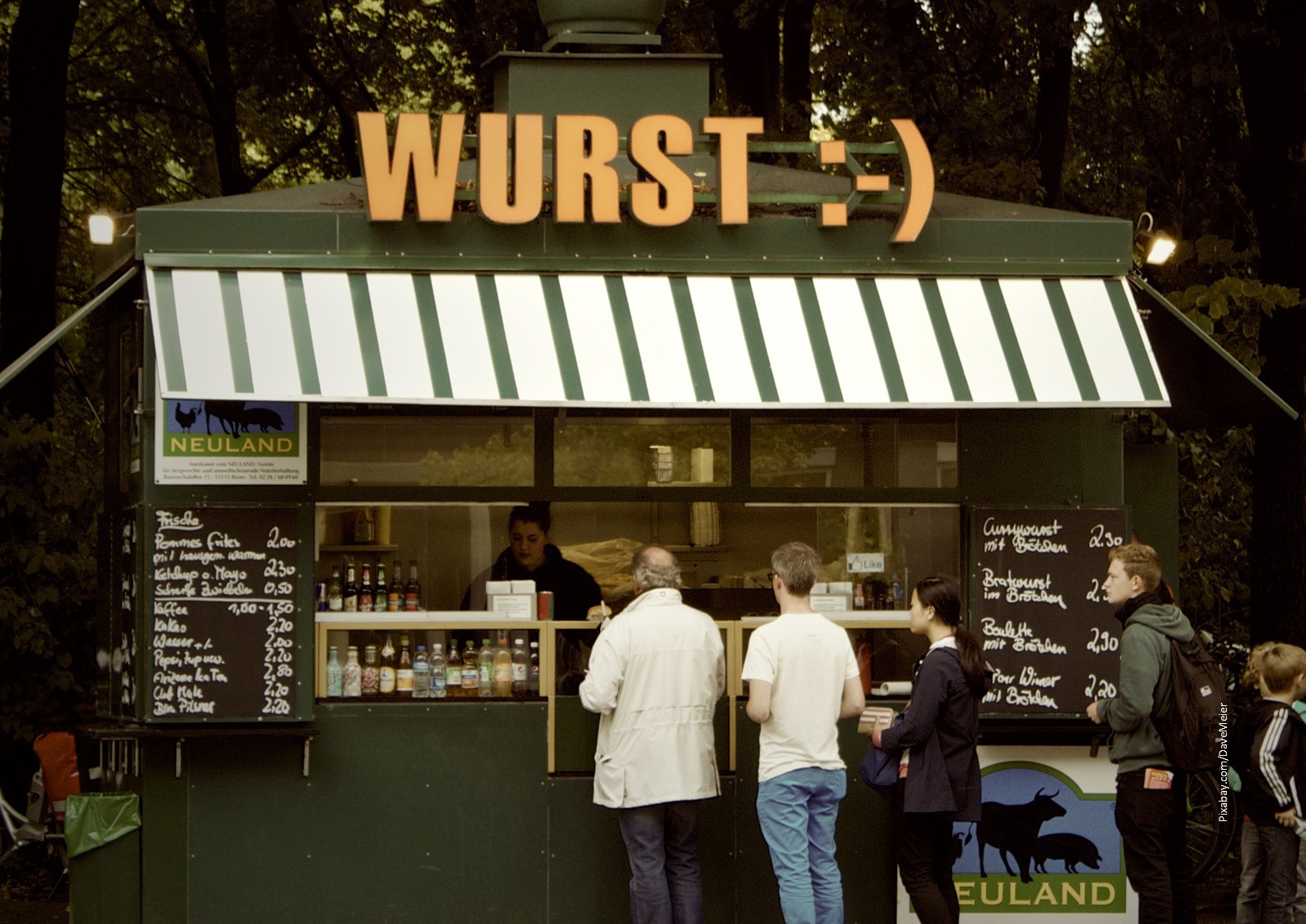 Wurststand, an dem mehrere männliche Kunden stehen.