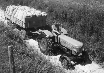 fendtfarmer2 35 PS zieht ladewagen mit saecken nr 441 werksar