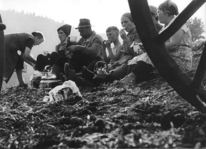 fruehstueckspause auf dem kartoffelacker siegerland