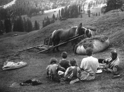 rast bergbauernfamilie mit pferd 