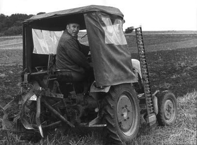 traktor mit maehbalken und grubber