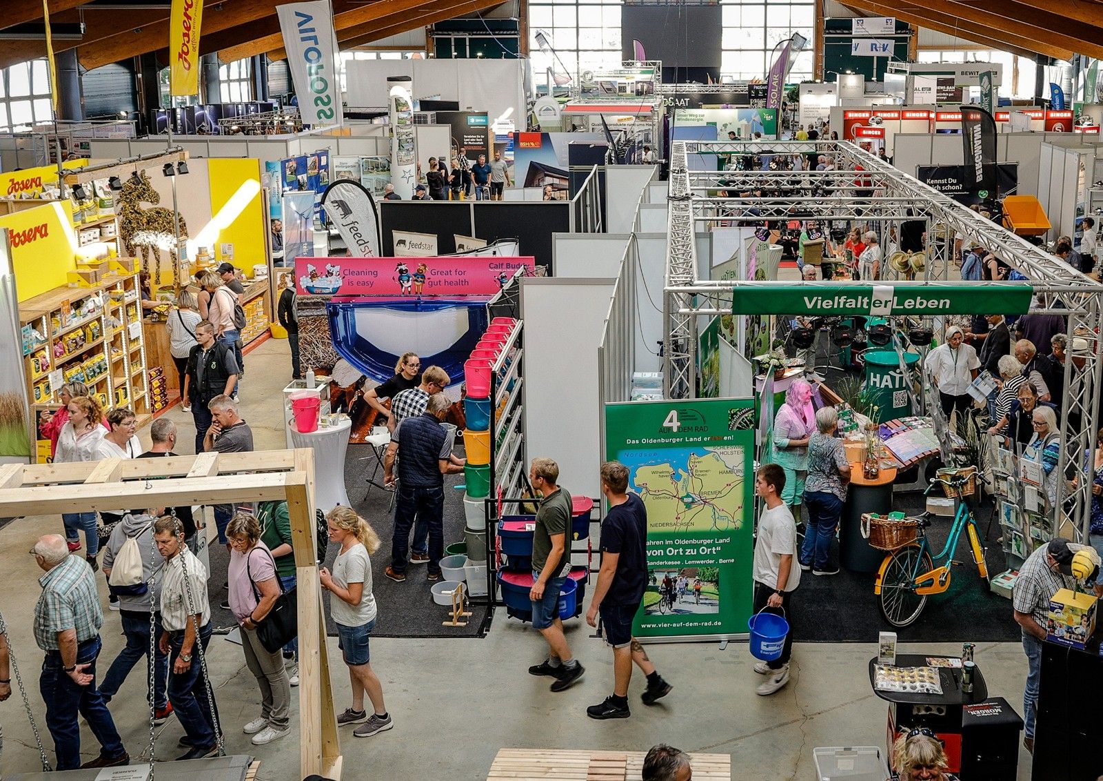 Messehalle mit vielen Ausstellungständen und Besuchern